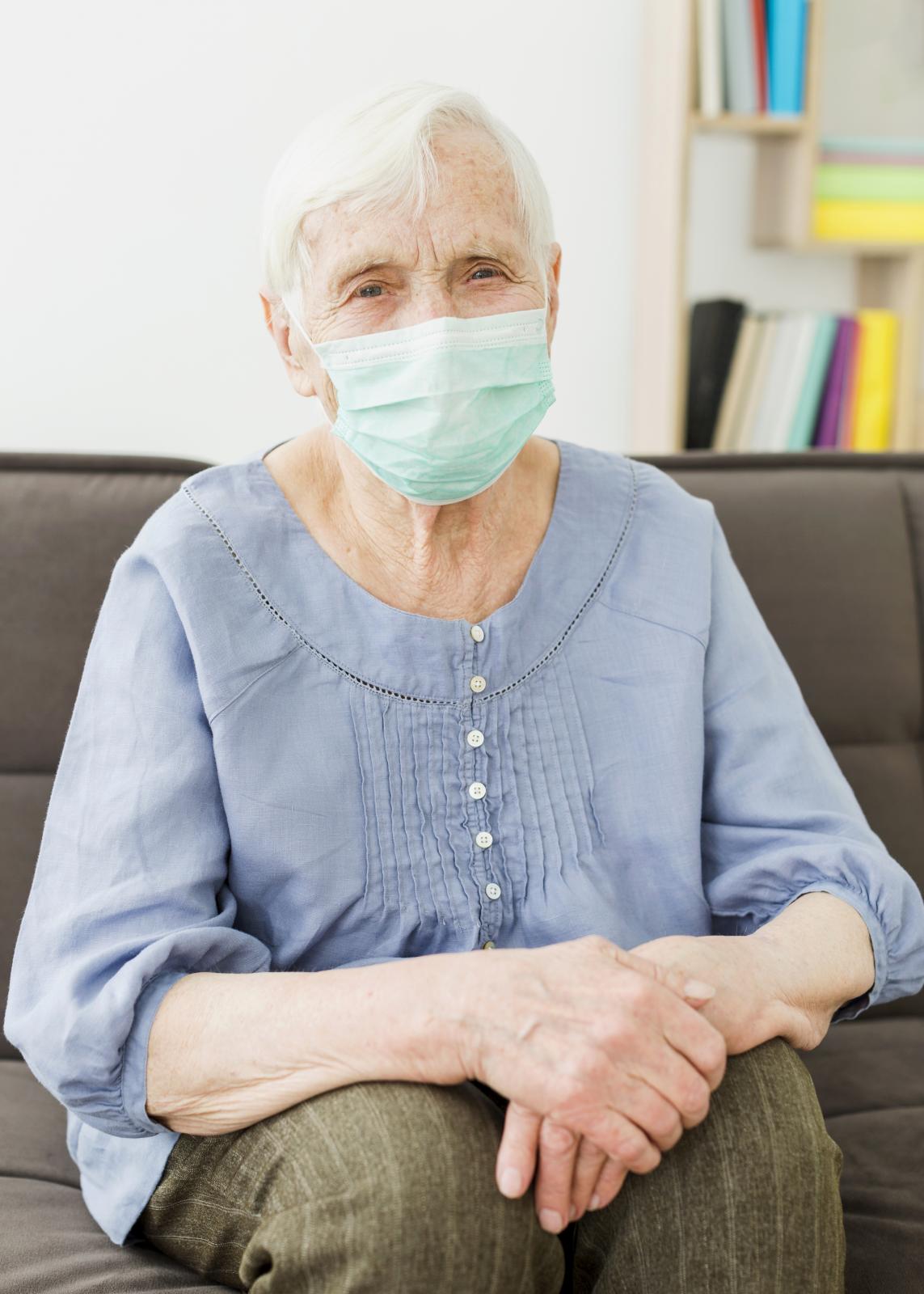Osoba starsza w maseczce