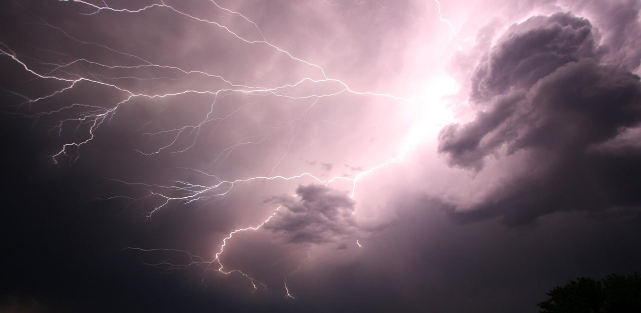 Błyskawica na niebie