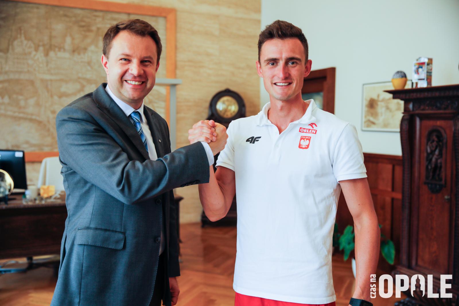 Dawid Tomala z prezydentem Opola