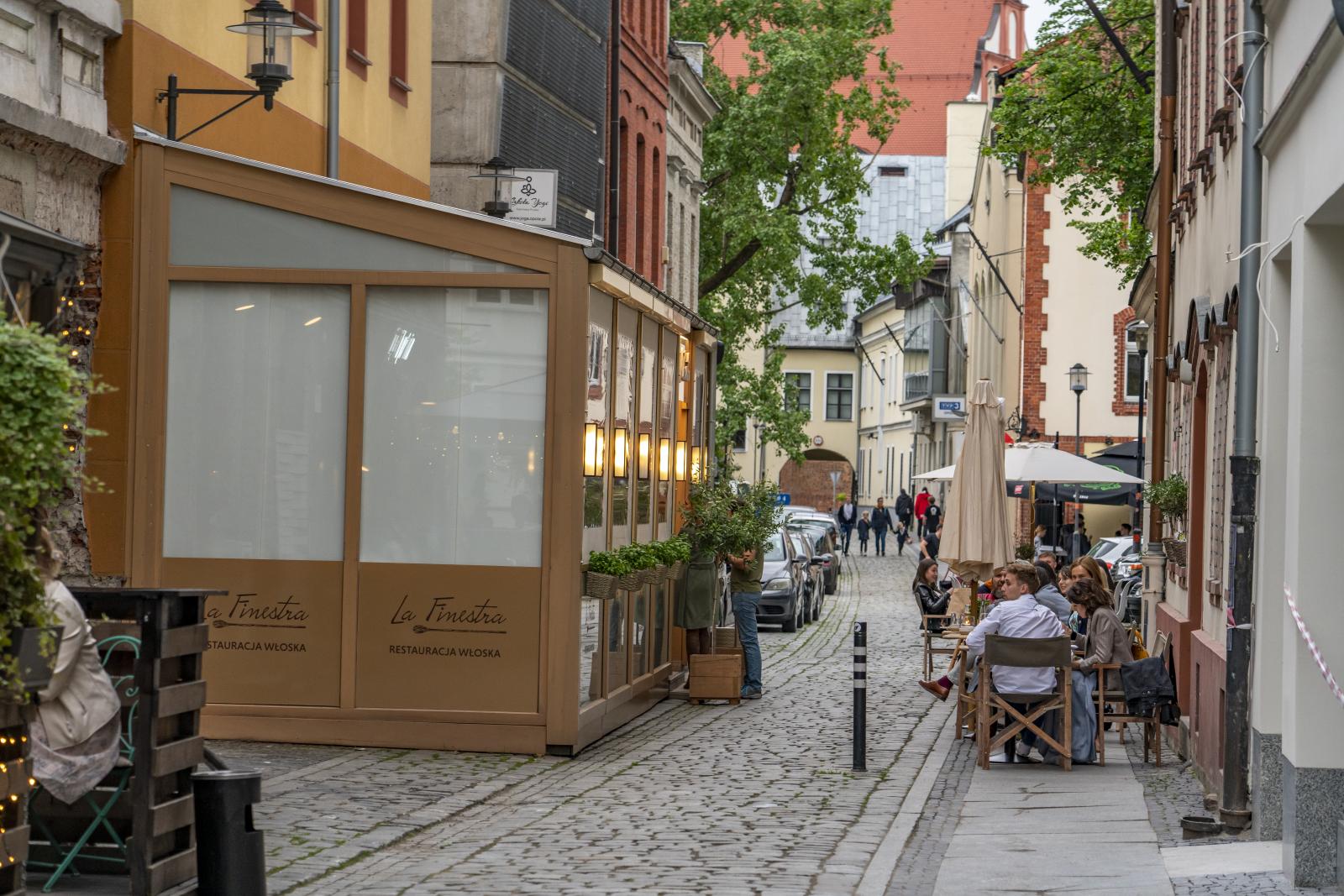 Ogródek przy restauracji ulica Szpitalna