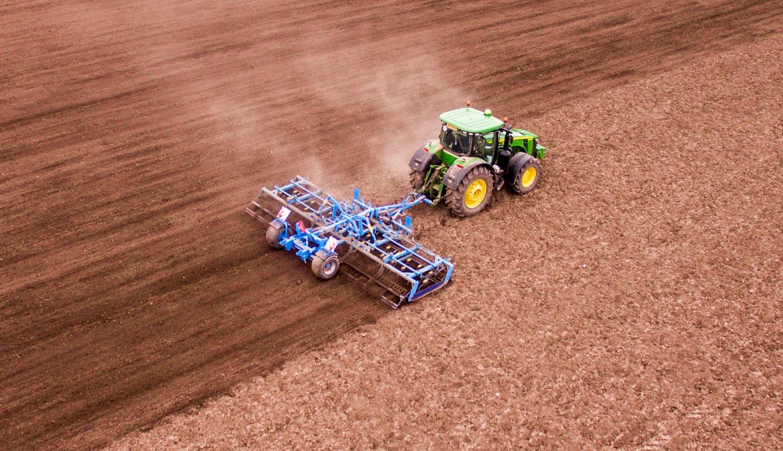 Ciagnik rolniczy na polu