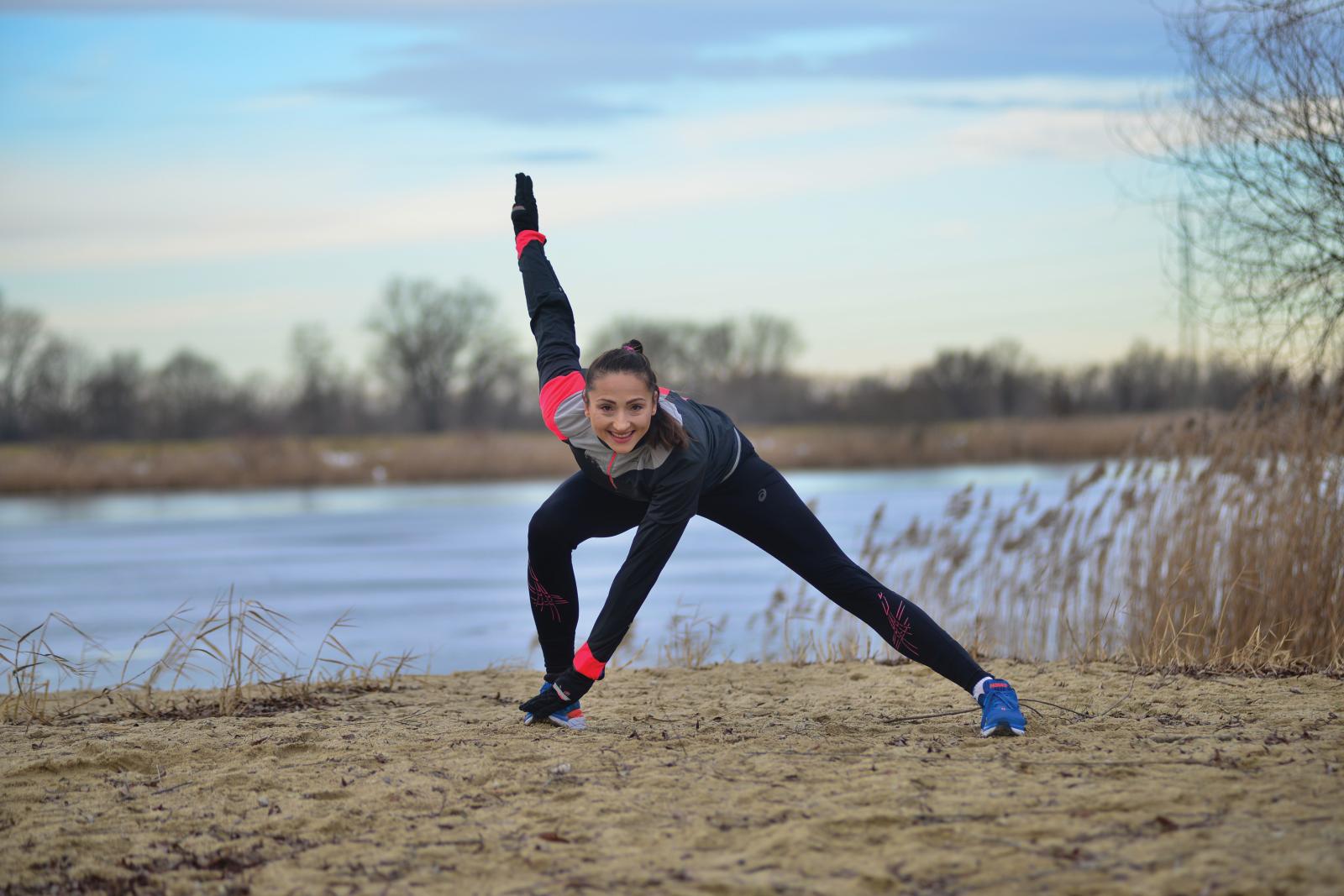 Naprzemian przenosimy ciężar ciała na lewą i prawą nogę z ugięciem kolana