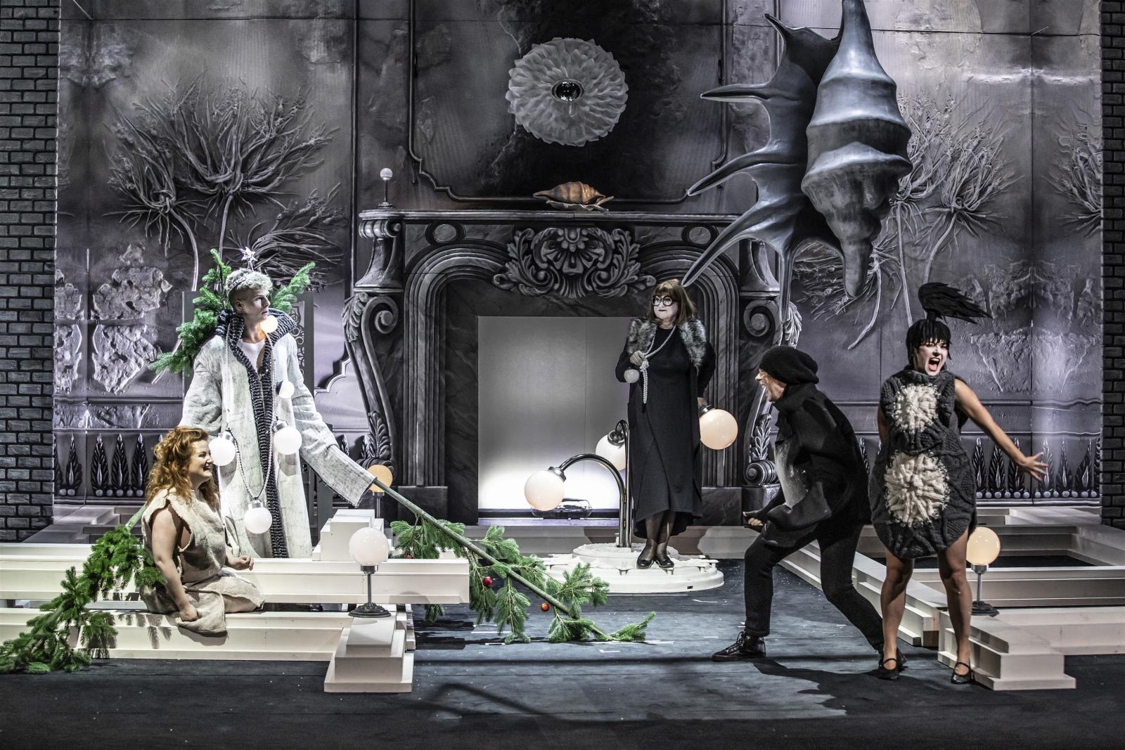 fot. Natalia Kabanow, spektakl "Jaki ten świat jest wielki Wrocławski Teatr Lalek"-