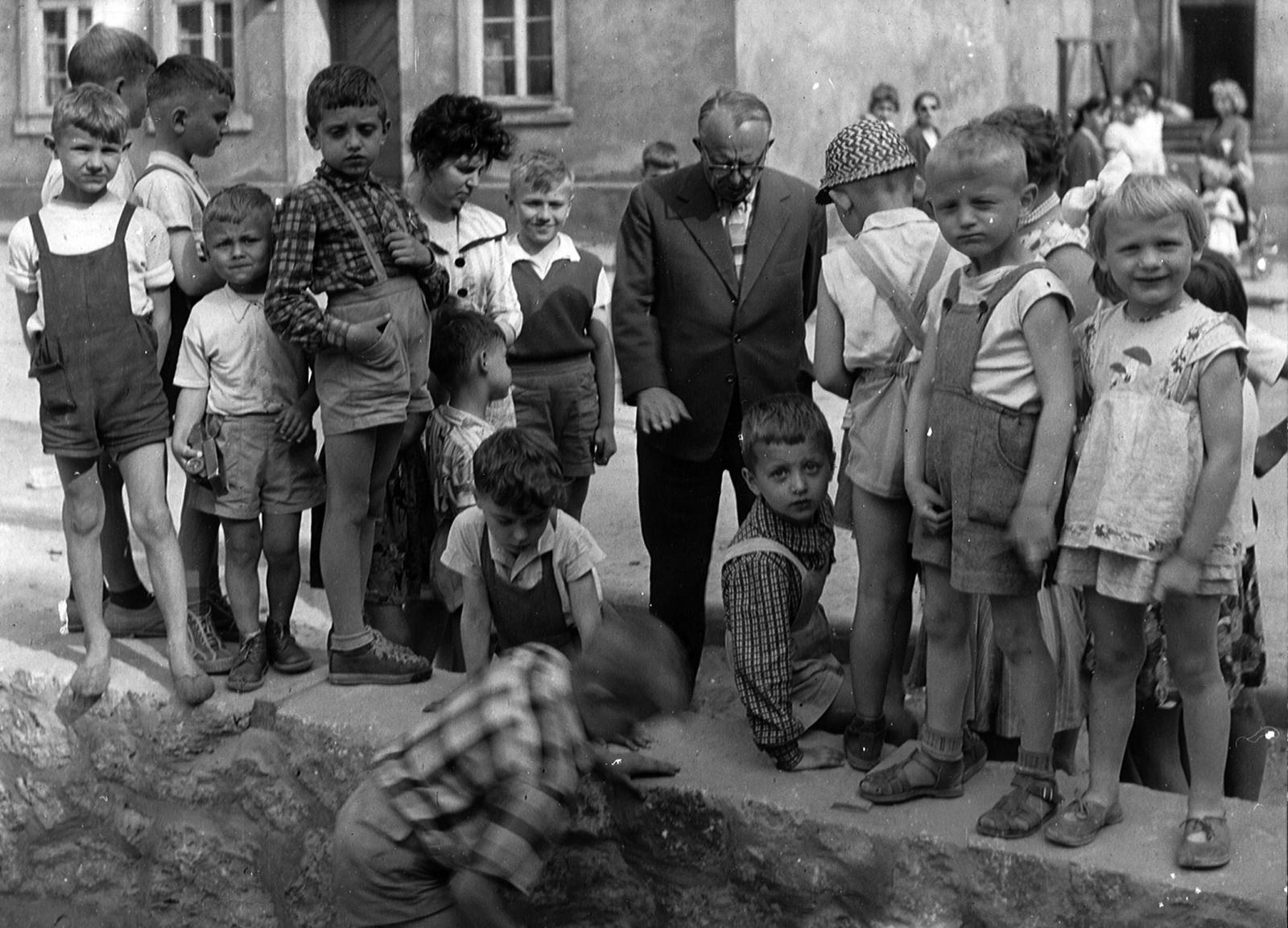 Narada z młodzieżą̨, 1956 rok