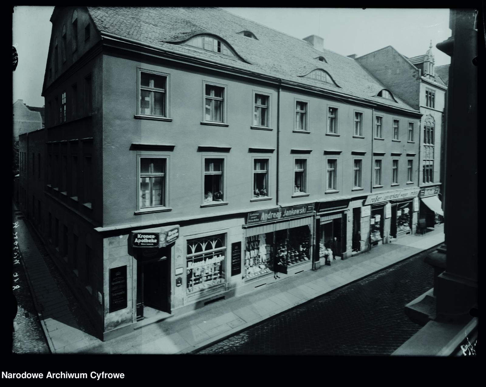 Budynek Apteki pod Koroną znajdujący się na zbiegu dzisiejszych ulic Krakowskiej i Kościuszki, 1928 r. Narodowe Archiwum Cyfrowe, sygn. 3, 8, 167, 119, 4