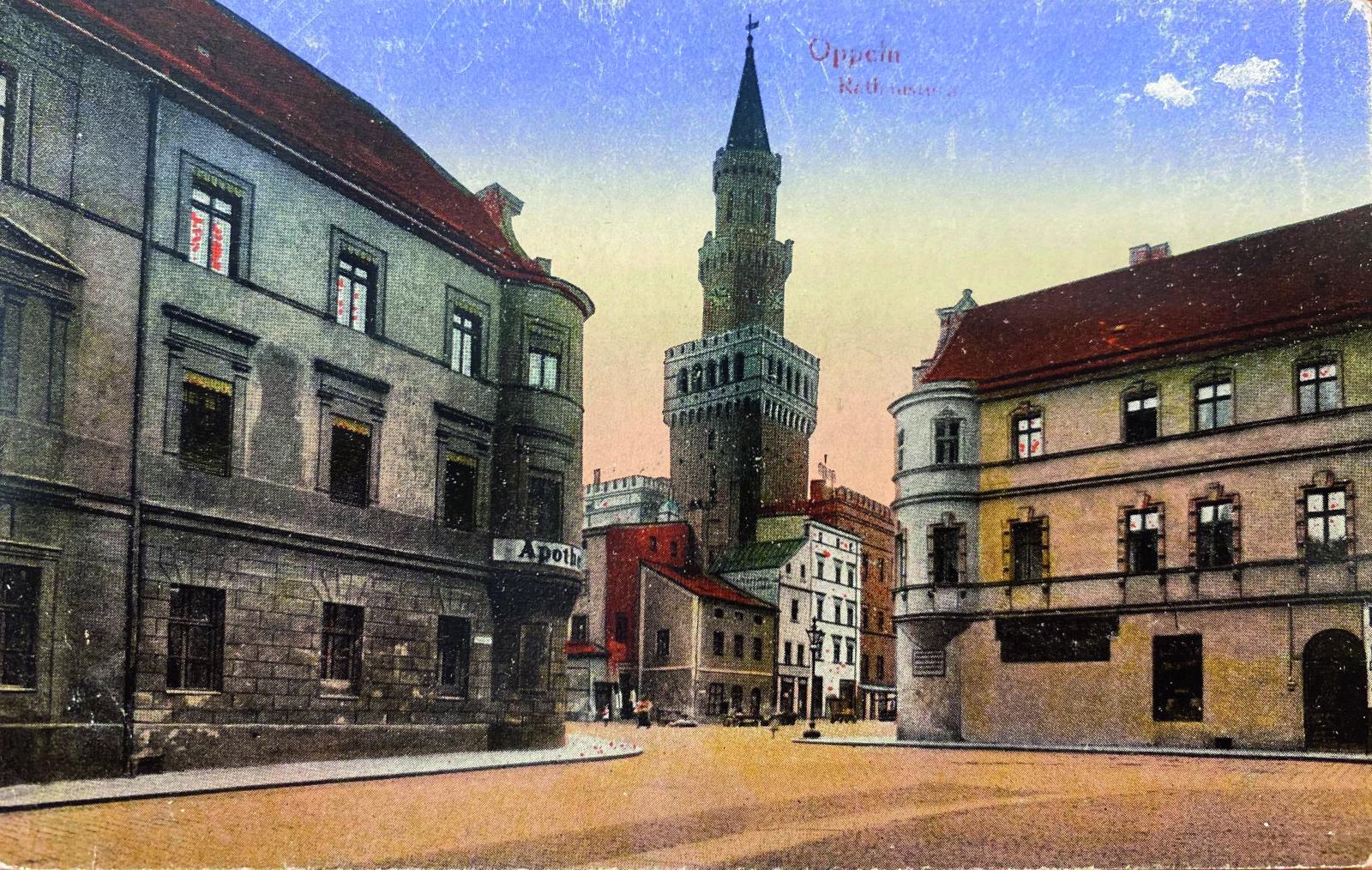 Przedwojenne Opole. Widok na ratusz w Opolu. Po lewej stronie apteka Pod Lwem [Archiwum Państwowe w Opolu, Kolekcja Bogusława Szybkowskiego]