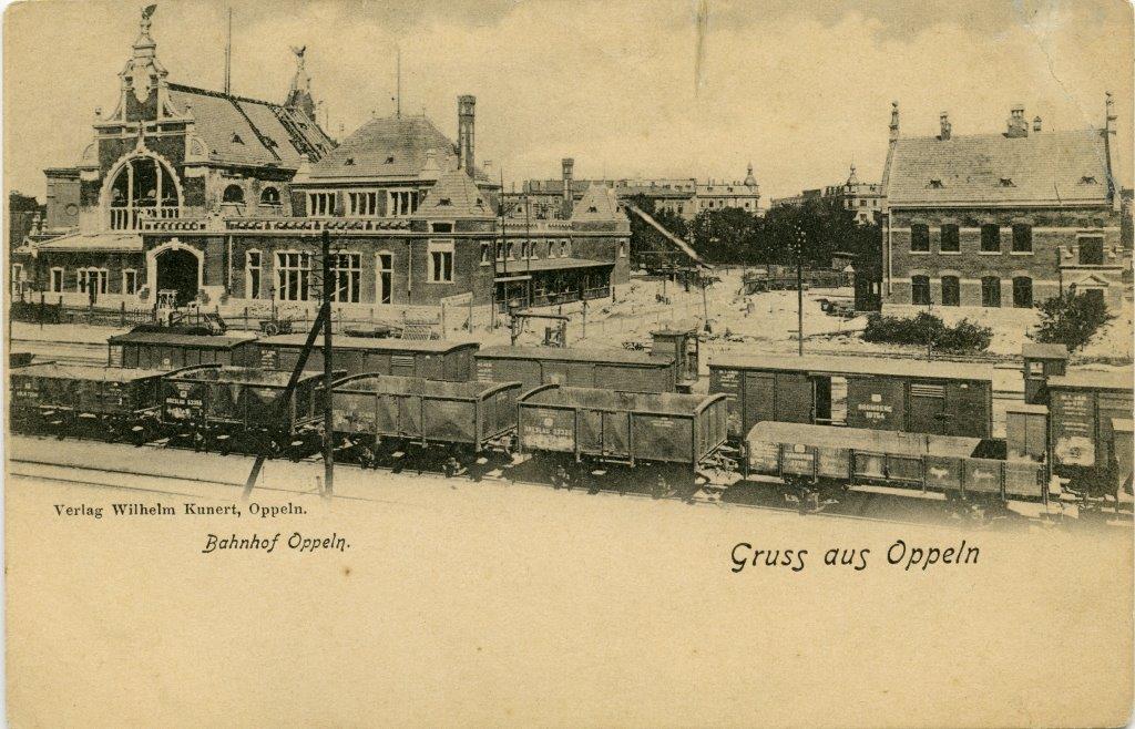 Widok dworca od strony torów kolejowych, karta pocztowa, wyd. W. Kunert, Opole, około 1900 roku.