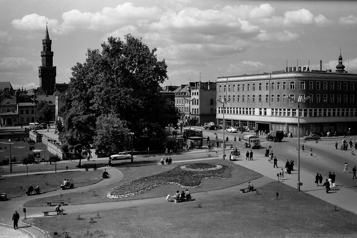Plac Wolności i ulica Krakowska, po prawej budynek restauracji „Europa”, fot. A. Śmietański, lata 60. XX wieku