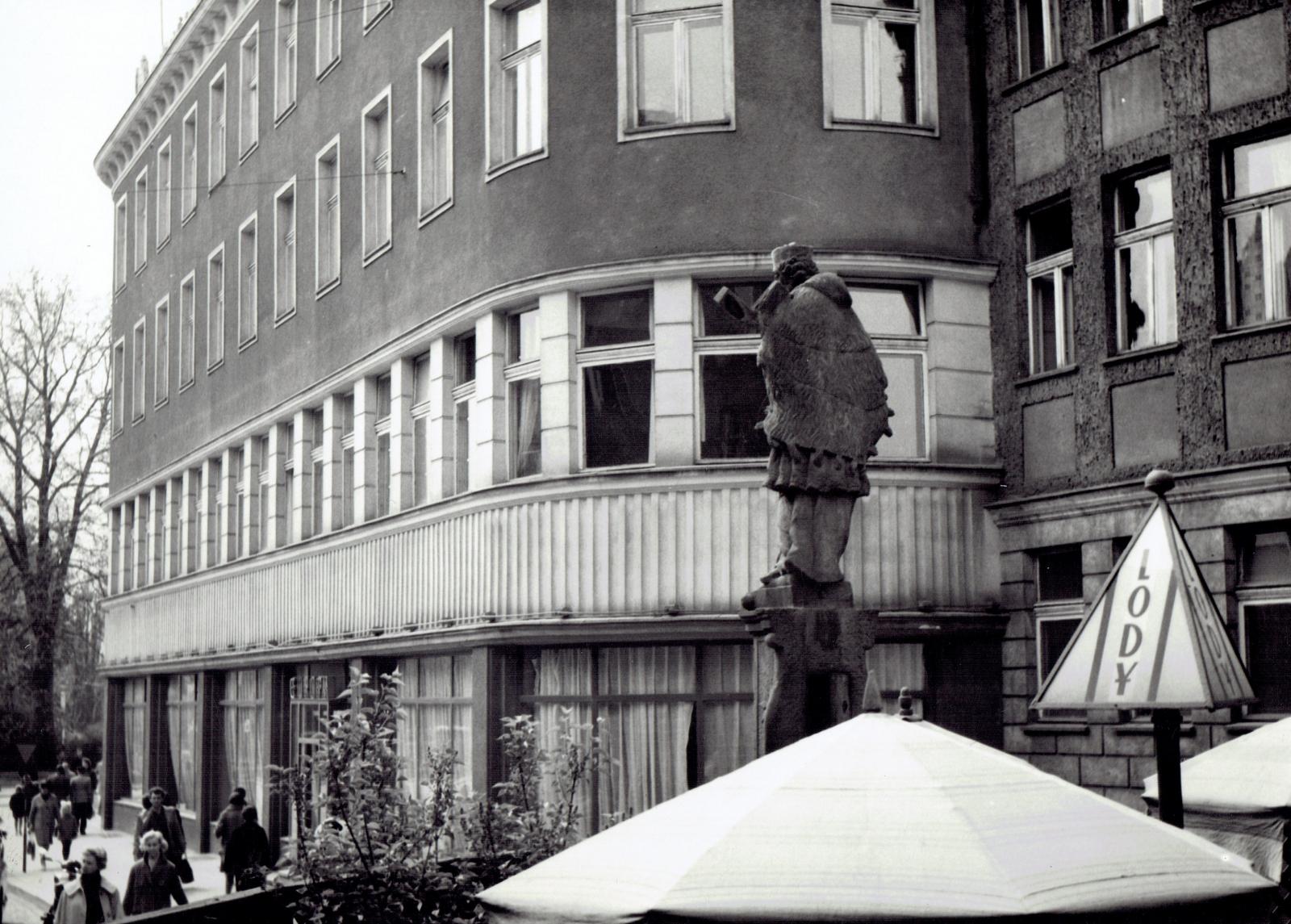 Figura świętego Jana Nepomucena przy budynku restauracji „Europa”, fot. A. Śmietański, lata 60. XX wieku