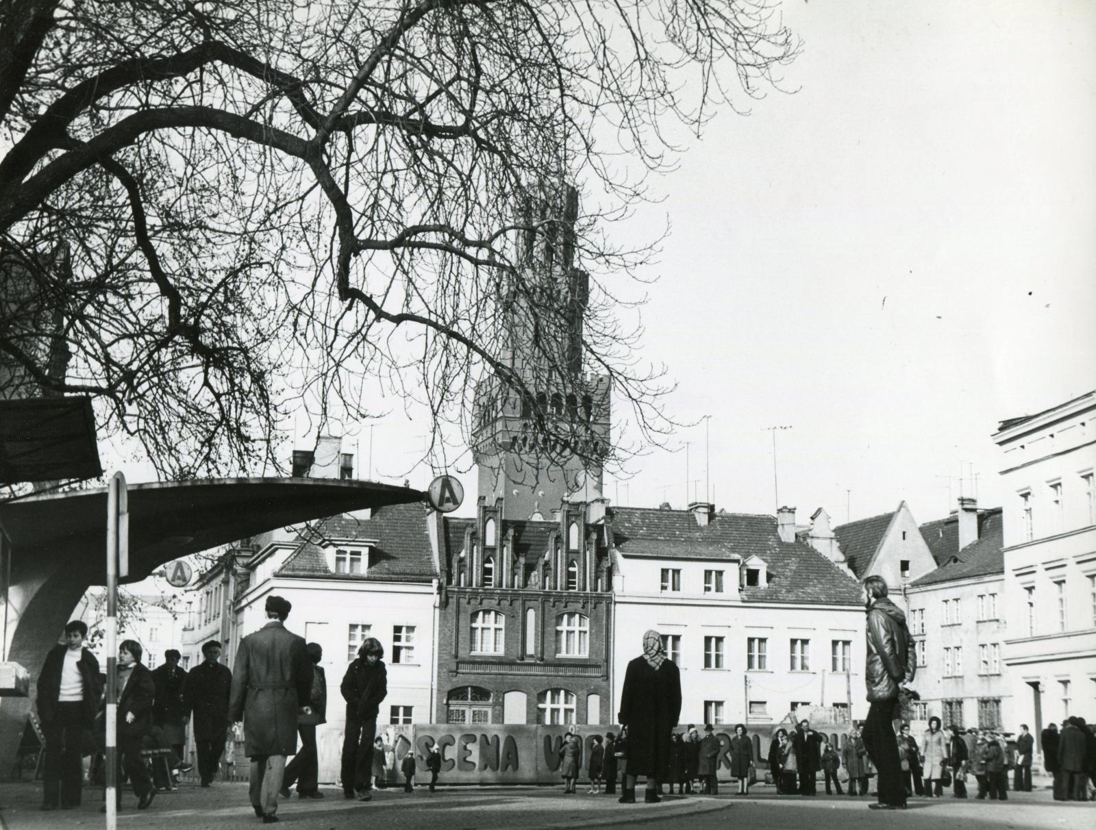 Po lewej charakterystyczna wiata przy postoju taksówek według projektu Floriana Jesionowskiego, fot. R. Kwaśniewski, lata 70. XX wieku. 