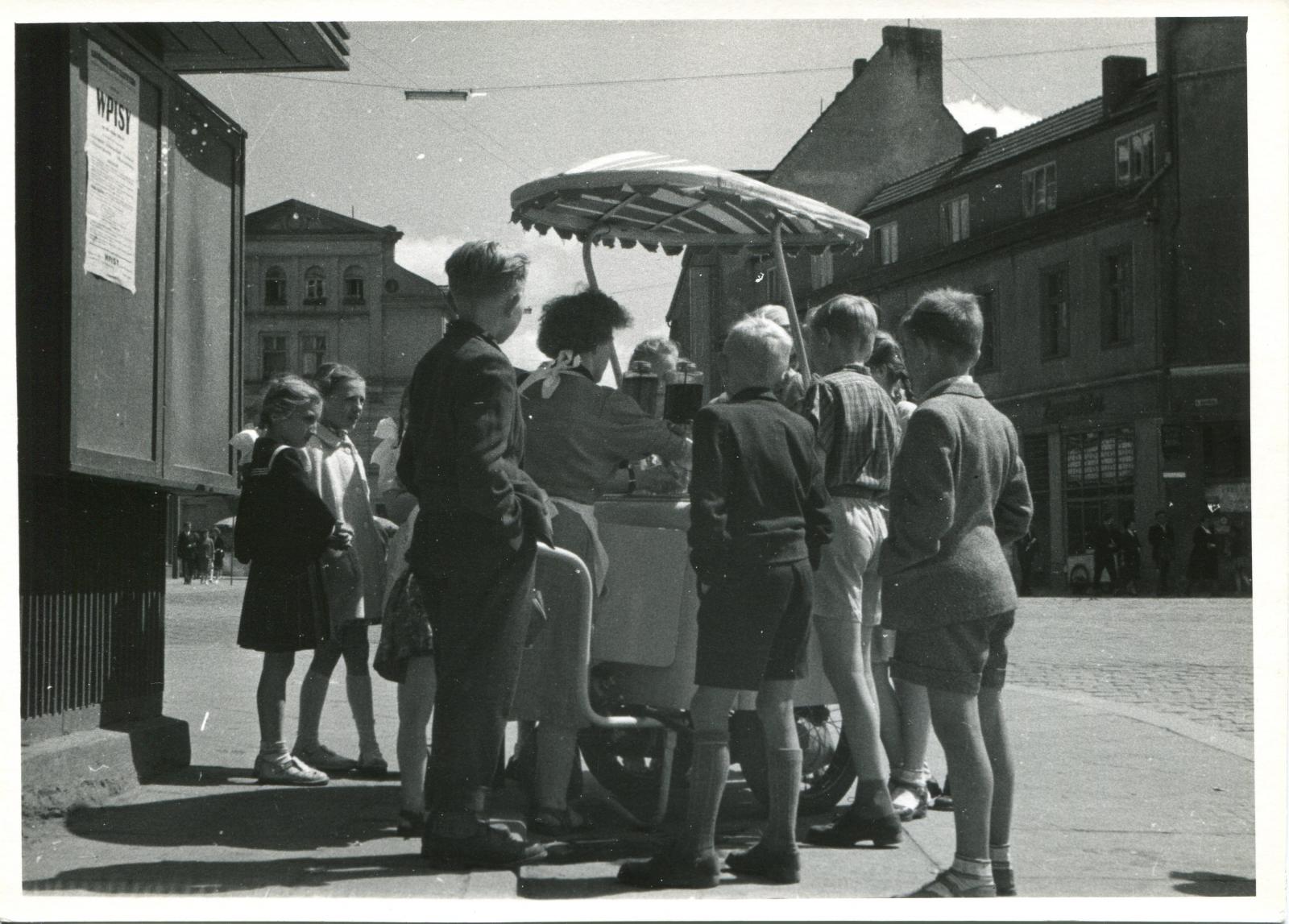 Saturator na skrzyżowaniu placu Wolności i ulicy Ozimskiej, lata 50/60. XX wieku