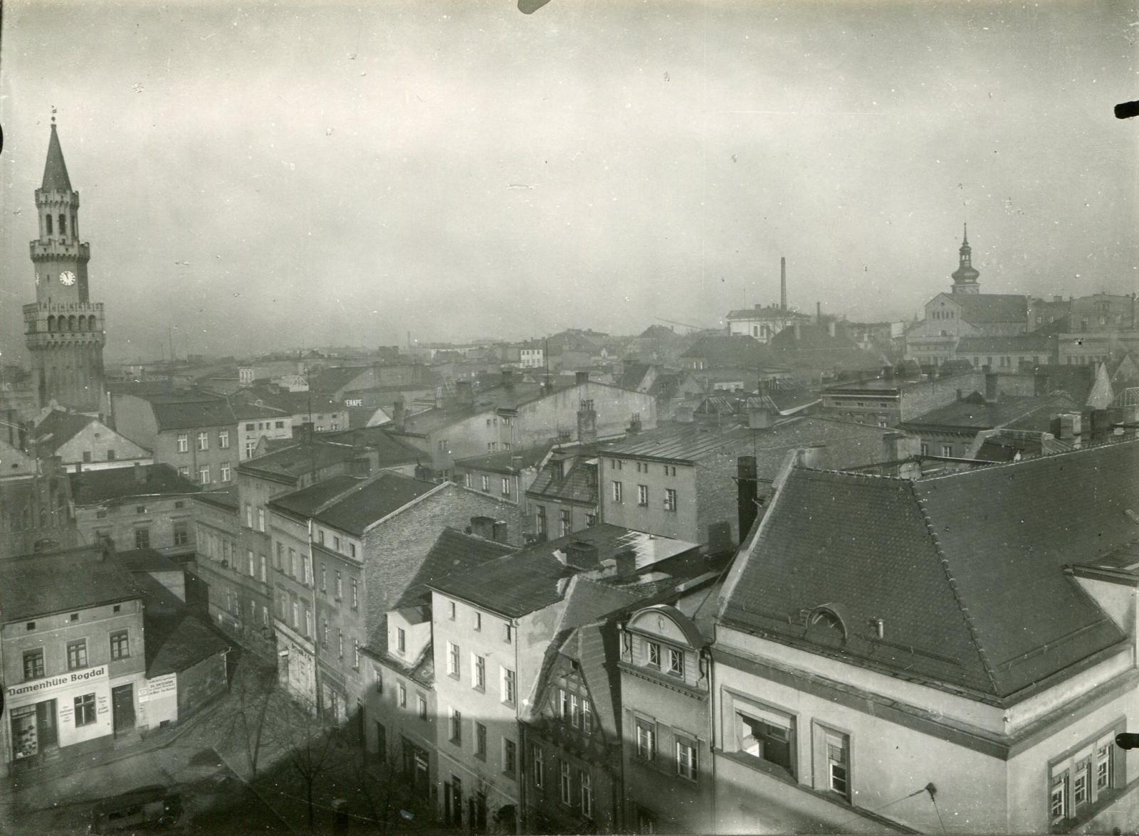 Widok z dachu starej Rejencji na plac Wolności, ok. 1930 rok