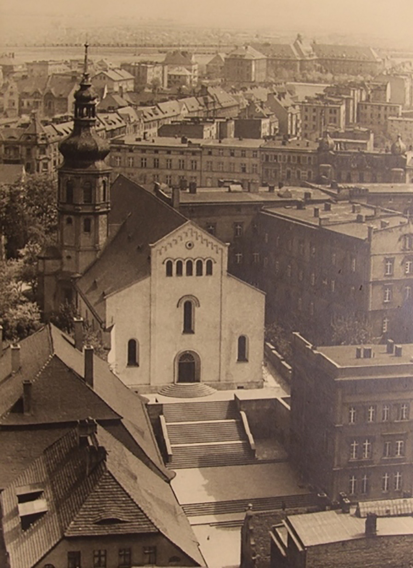 Kościół „Na Górce”, po prawej widoczne zabudowania pensjonatu Zgromadzenia Sióstr Szkolnych de Norte Dame, fot. L. Bartelt, lata 30. XX wieku.