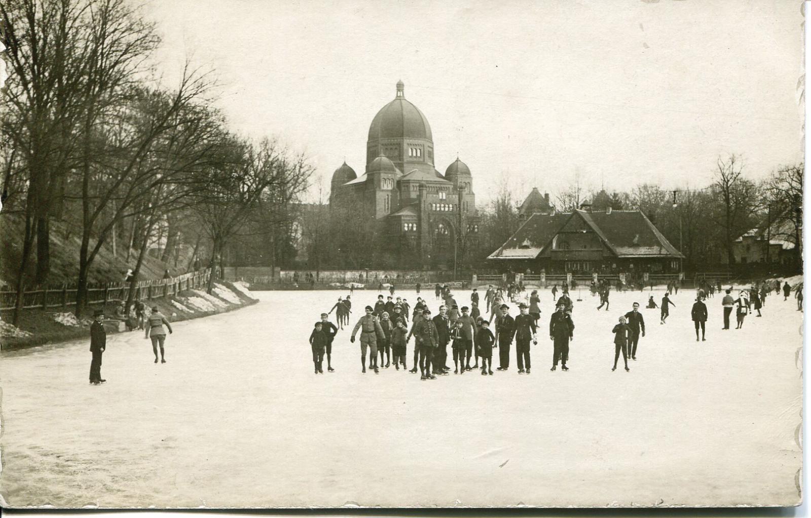 Lodowisko na stawku Barlickiego z synagogą w tle, ok. 1910 r.