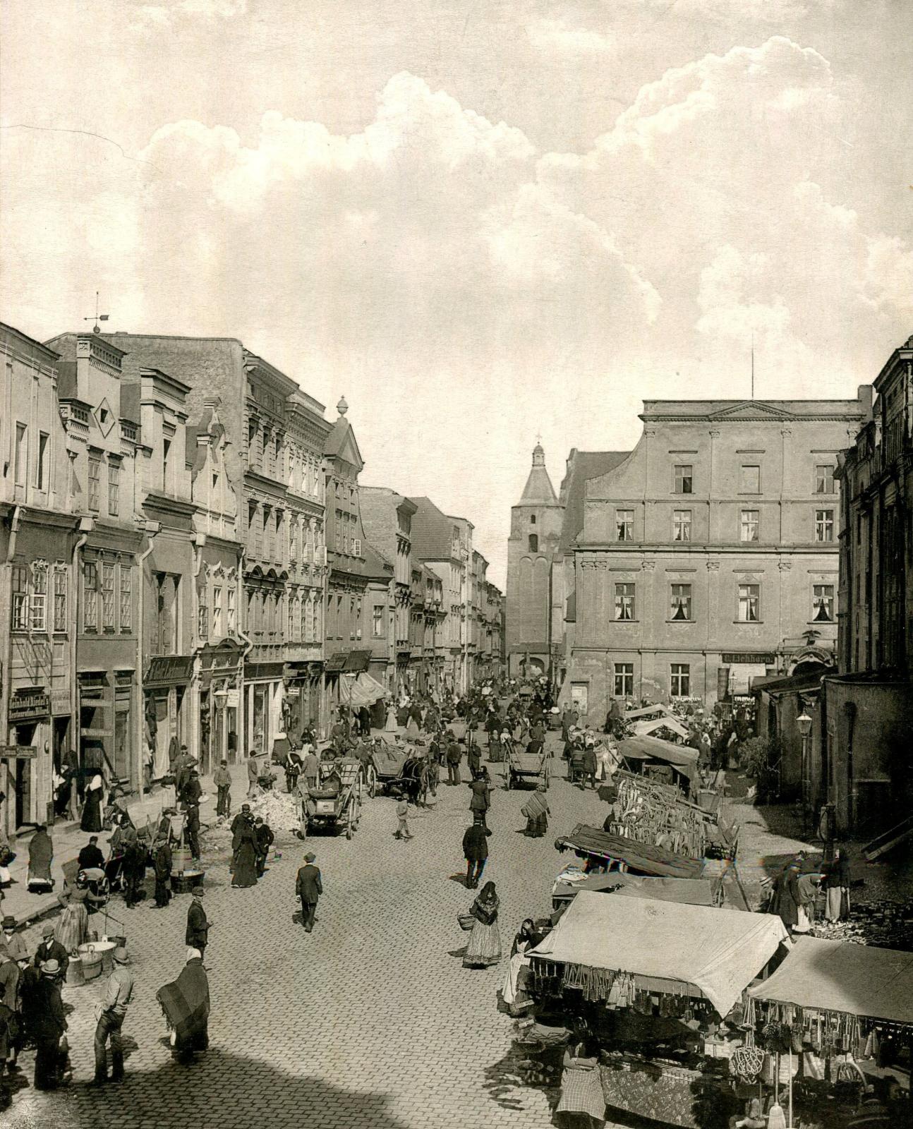 Fragment zachodniej i północnej pierzei rynku. Widok w stronę ul. B. Koraszewskiego (Oderstr.), fot. E. Mertens, ok. 1890 roku