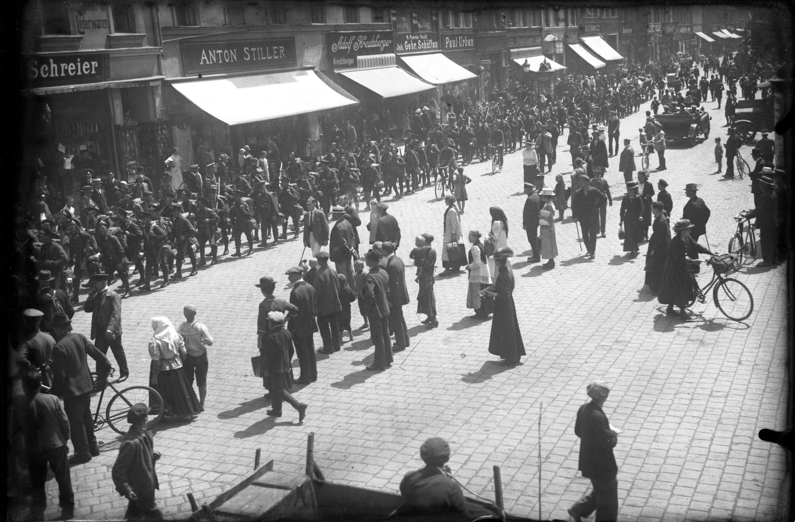 Przemarsz wojsk i uroczystości na rynku w okresie plebiscytowym, ok. 1921 roku 