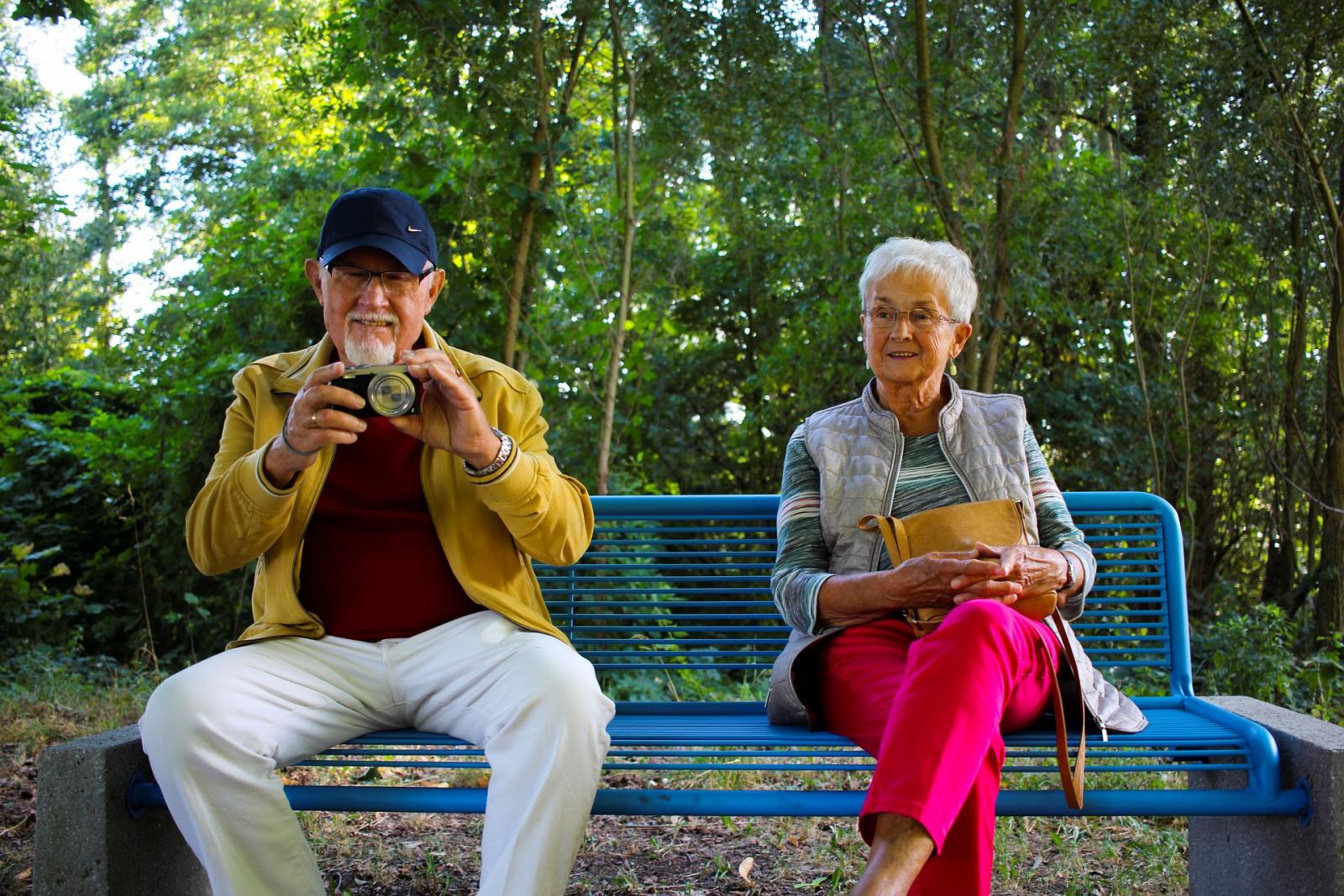 Seniorzy siedzący na ławce