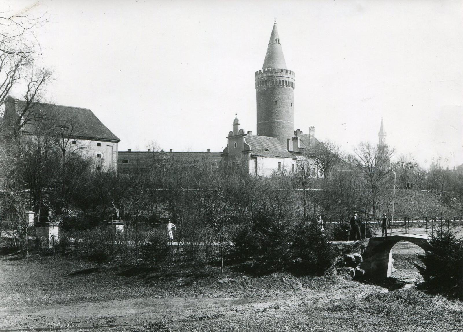 Zamek Piastowski i fragment parku zamkowego, widok od strony południowo-zachodniej, 1901 rok.