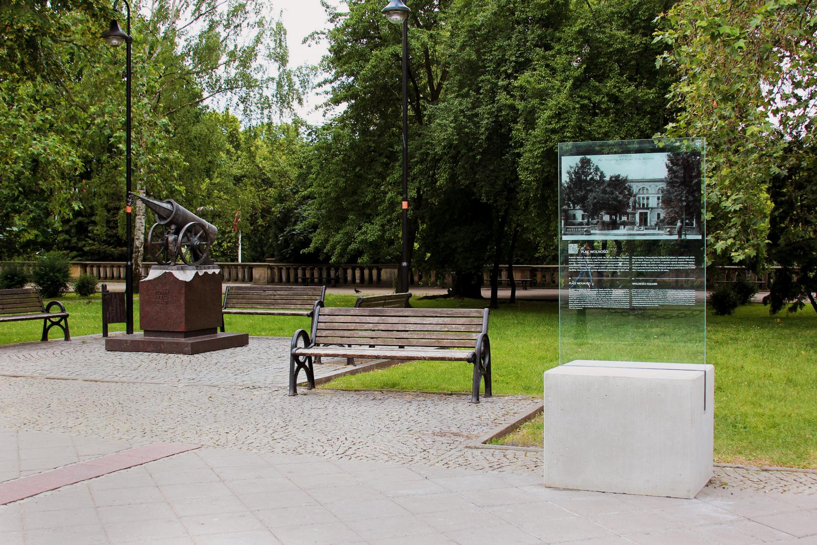 Trasa dawniej i dziś -  pylon na placu Wolnosci 