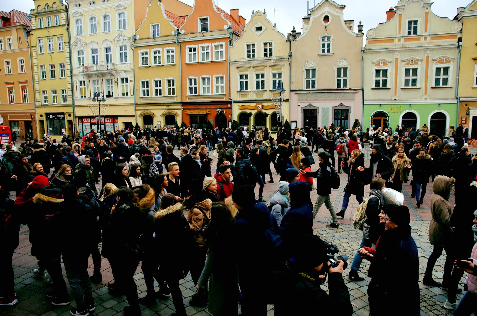 Tłum maturzystów podczas tańczenia Poloneza na opolskim rynku