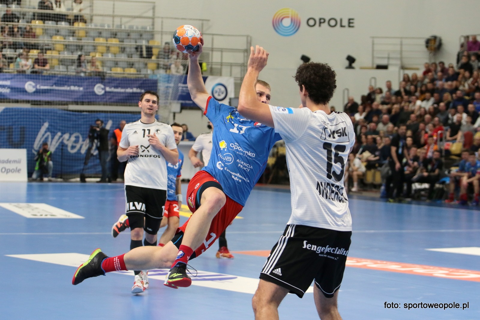 Na zdjęciu Szymon Dziadkiewicz, najlepszy strzelec Gwardii Opole w drugim meczu Pucharu EHF. Fot. Mariusz Matkowski.