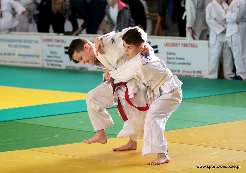 Młodzi judocy rywalizujący na zawodach.
