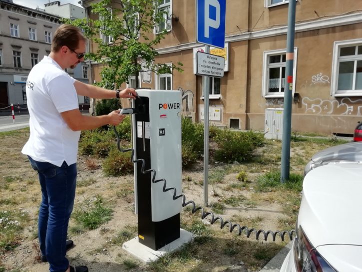 Stacja ładowania przy Solarisie 