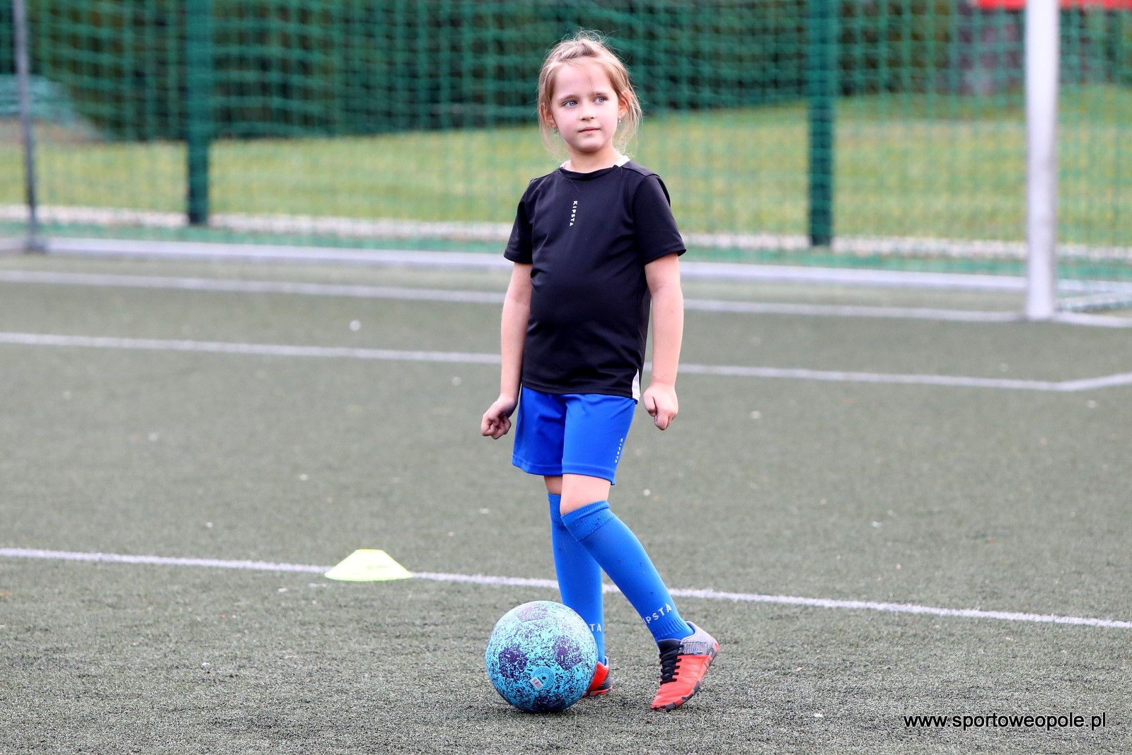 Dziewczynka na Orliku