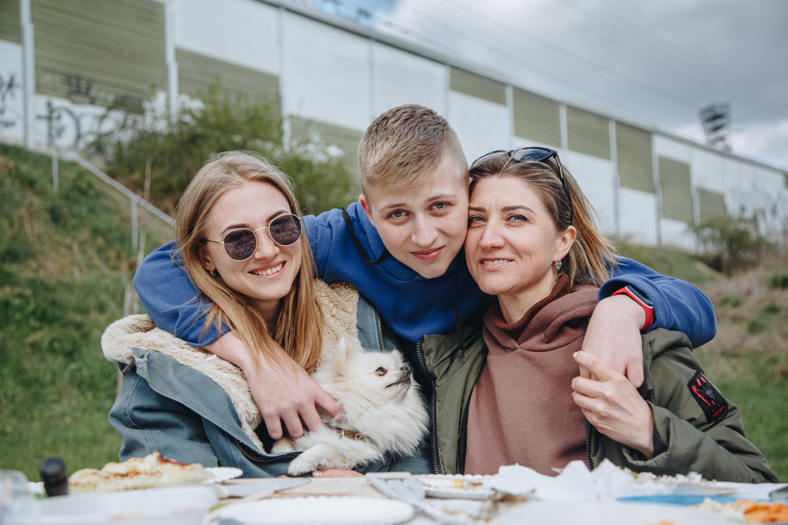 Svitlana Kovaliuk (45 lat) oraz Kirylo (14 lat), Polina (21 lat) i Umka (pies)