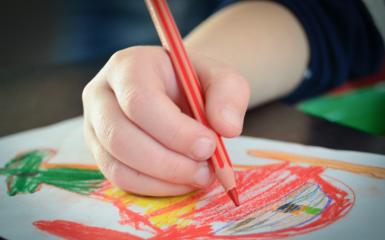 dziecko rysuje ołówkiem