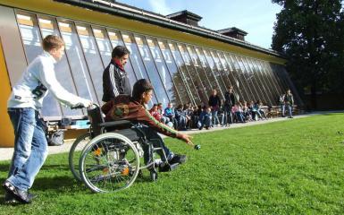 osoba niepełnosprawna na wózku