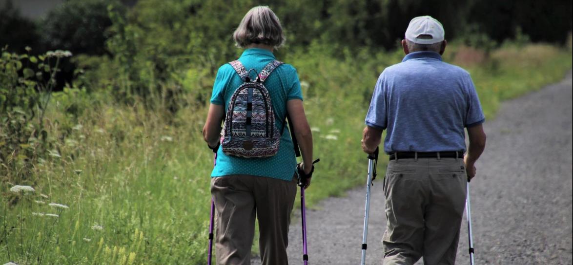 Seniorzy uprawiający nordic walking