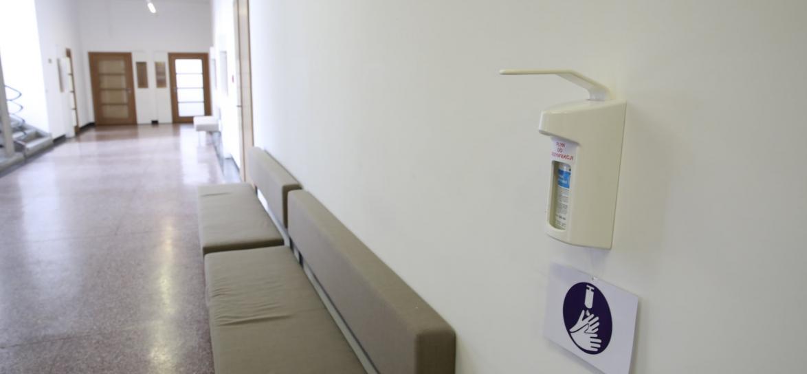 Dozownik zamontowany na ścianie ratusza