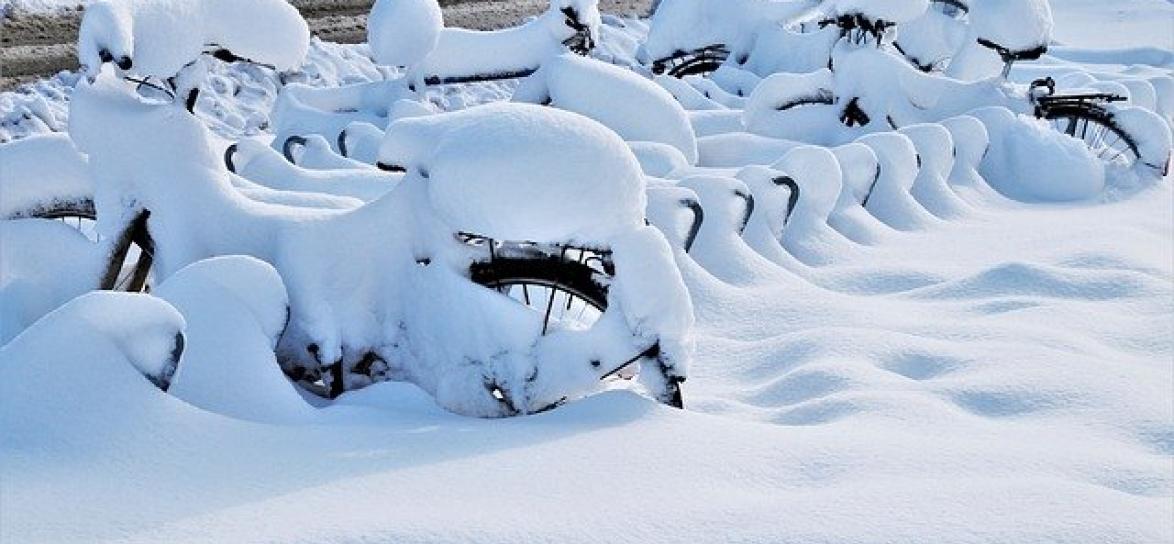 rowery zasypane śniegeim