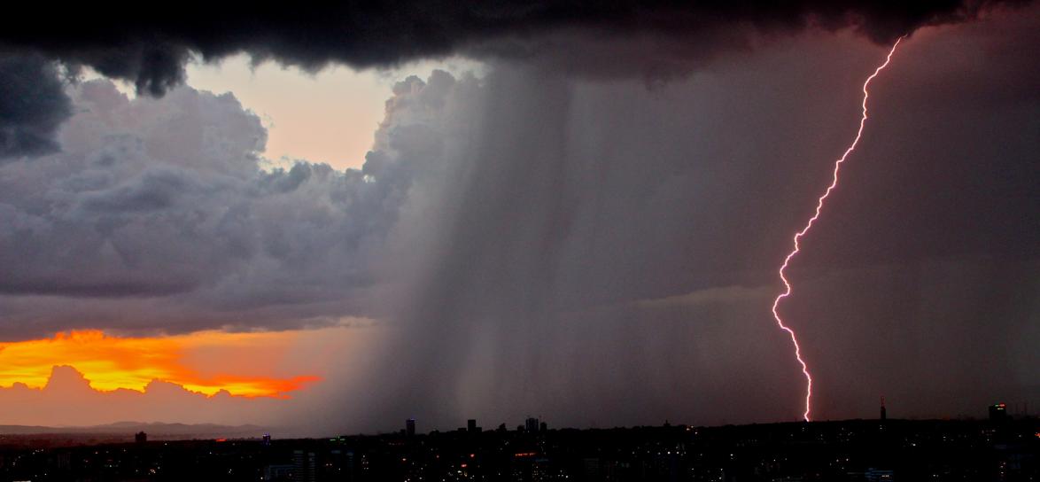 Na zdjęciu deszcz i burza