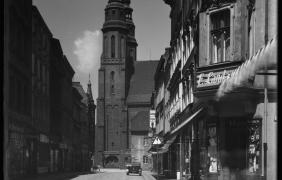 Ulica B. Koraszewskiego, widok w stronę katedry św. Krzyża, fot. Max Glauer, ok. 1932 r.