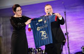 Trwająca licytacja koszulki Odry Opole.