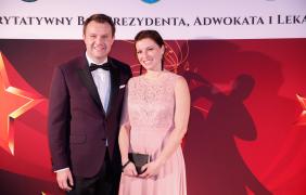Prezydent Opola Arkadiusz Wiśniewski wraz z małżonką na ściance zdjęciowej.