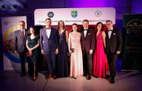 Na zdjęciu od lewej strony: Zastępca Prezydenta Maciej Wujec wraz z żoną, Sekretarz Miasta Grzegorz Marcjasz wraz z małżonką, Prezydent Arkadiusz Wiśniewski wraz z małżoną oraz zastępca Prezydenta - Przemysław Zych wraz z małżonką.