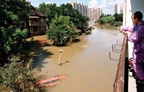 Powódź tysiąclecia widziana z balkonu na opolskim Zaodrzu (1997 rok)